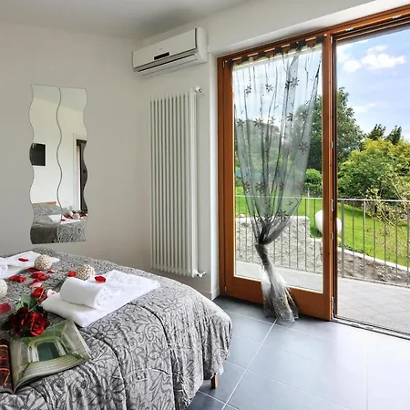 Sleeps 5 Pool Air Con Apartment Domaso