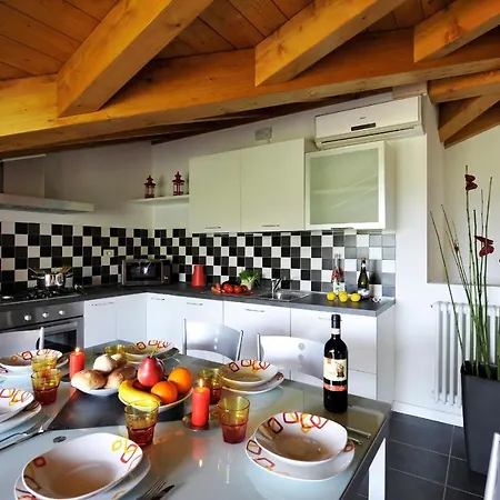Sleeps 5 Pool Air Con Apartment Domaso